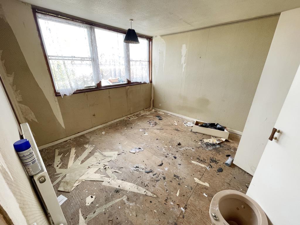 Lot: 54 - TERRACE HOUSE FOR REFURBISHMENT AND IMPROVEMENT - inside image of front bedroom from landing